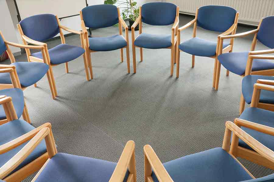 chairs in a circle        
        <figure class=